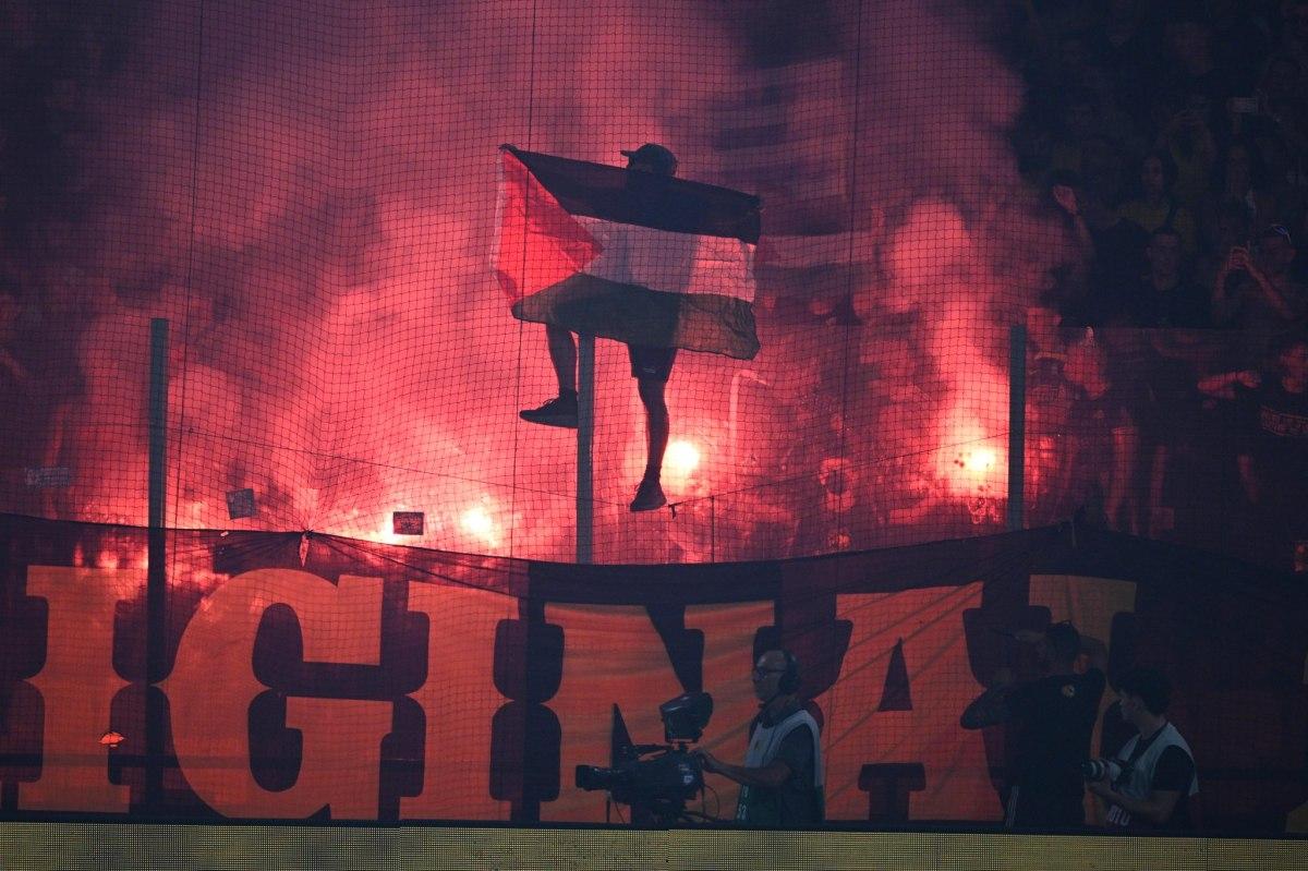 Καμπάνα από UEFA στην ΑΕΚ για αποκλεισμό θύρων Αναλυτική παρουσίαση των αιτιών της ποινής Επιπτώσεις της απόφασης στην ατμόσφαιρα και την υποστήριξη της ομάδας Οδηγίες για τη σωστή διαχείριση των εισιτηρίων και των φιλάθλων στους επόμενους αγώνες Στρατηγικές πρόληψης για αποφυγή μελλοντικών ποινών από UEFA