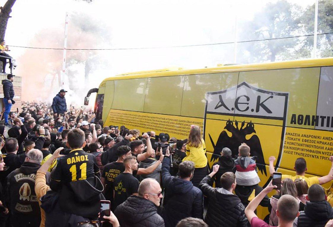 Περιγραφή της πορείας και της οργάνωσης των οπαδών της ΑΕΚ προς το γήπεδο του Άρη Λεμεσού