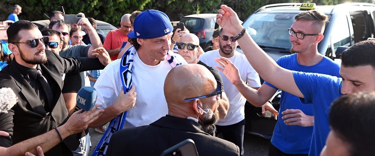 Έντονη Φυσική Παρουσία Νταβίντ Λουίζ στο Αεροδρόμιο της Πάφου Ανάλυση της Αντίδρασης των Φιλάθλων και Επιπτώσεις στην Τοπική Ποδοσφαιρική Ατμόσφαιρα Προτάσεις για Βελτίωση της Οργάνωσης και Διαχείρισης Μαζικών Συγκεντρώσεων στους Διεθνείς Αερολιμένες